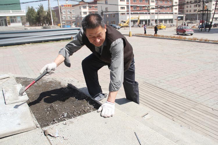 闲不住的门卫陈洪芳