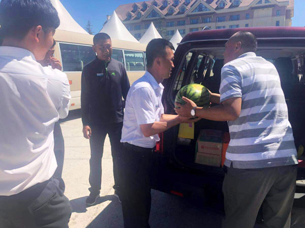 送清凉到一线 慰问烈日下坚守的员工