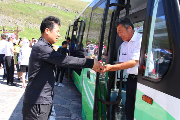 公司运营三部开展送清凉到一线活动